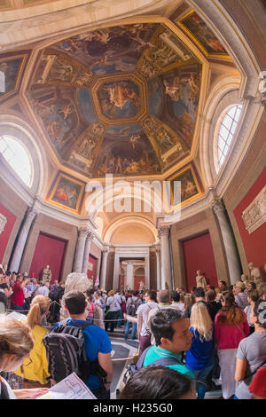 Scharen von Touristen in den Vatikanischen Museen Stockfoto