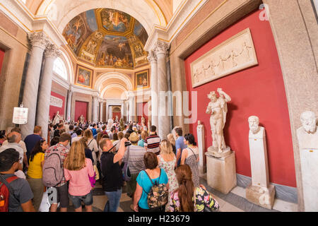 Scharen von Touristen in den Vatikanischen Museen Stockfoto