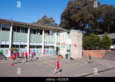 Australische Schulkinder beim Sport auf dem Spielplatz, Sydney Stockfoto