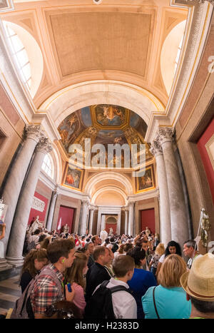 Scharen von Touristen in den Vatikanischen Museen Stockfoto