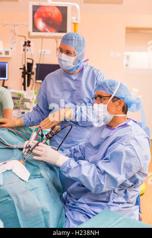 Nasennebenhöhlenchirurgie. Chirurgen, die funktionelle endoskopische Nasennebenhöhlenchirurgie durchführen. Stockfoto