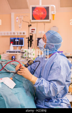 Nasennebenhöhlenchirurgie. Chirurgen, die funktionelle endoskopische Nasennebenhöhlenchirurgie durchführen. Stockfoto