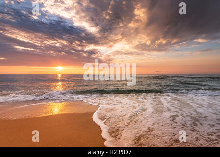 Brillante Ozean Strand Sonnenaufgang. Stockfoto