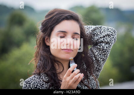 Frau riechende ätherische Öl. Stockfoto