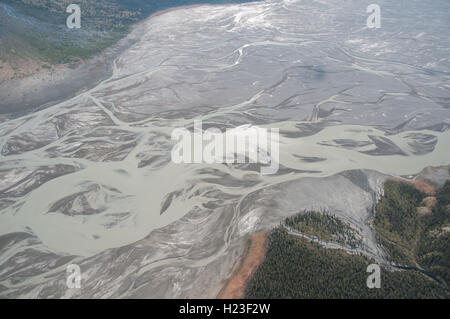 Eine Luftaufnahme des Slims River Watershed und seiner Ufer von Gletscherschlick im Kluane National Park, Yukon Territory, Kanada. Stockfoto