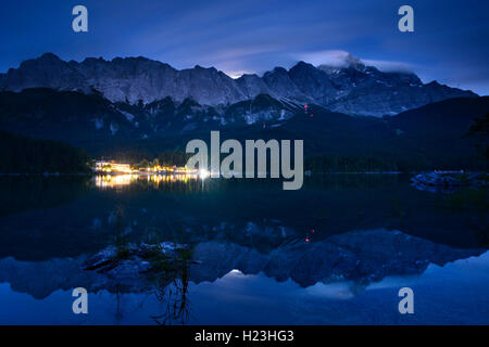 Eibsee bei Nacht, Wettersteingebirge mit Zugspitze, Wolken über dem Gipfel, Grainau, Garmisch-Partenkirchen, Bayern Stockfoto