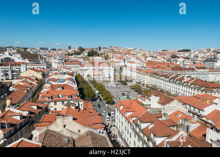 Blick auf die Altstadt, die Statue von König Pedro IV in Rossio Platz, Nationaltheater, Baixa, Lissabon, Portugal Stockfoto