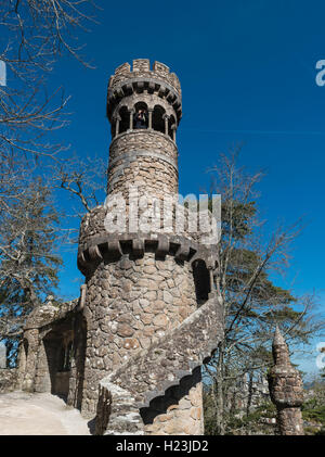 Turm, Park, Quinta da Regaleira, Teil des "kulturellen Landschaft von Sintra", UNESCO, Sintra, Portugal Stockfoto