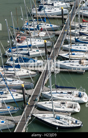 Segeln Boote am Steg, Fluss Tejo Lissabon Region Lissabon, Portugal Stockfoto