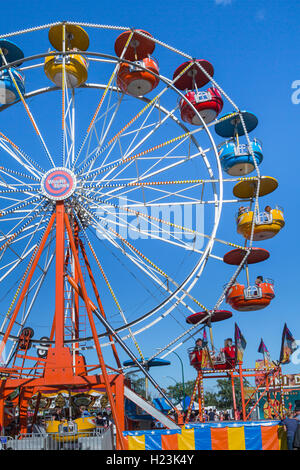 Die Frage zeigt auf halbem Weg Riesenrad beim Bauernherbst 2016 in Winkler, Manitoba, Kanada. Stockfoto