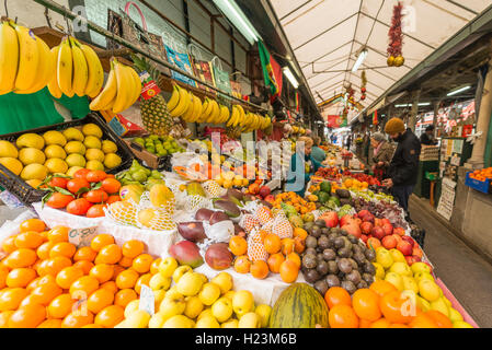 Obst am Marktstand, Mercado de Bolhão, Porto, Portugal Stockfoto