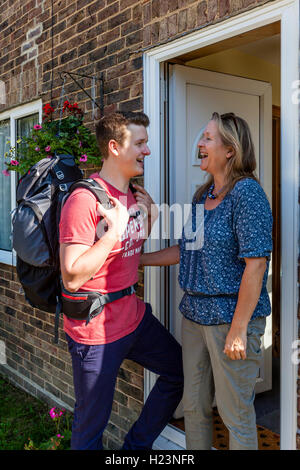 Ein junger Mann verabschiedet sich von seiner Mutter, zu reisen, Sussex, UK Stockfoto