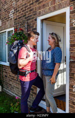 Ein junger Mann verabschiedet sich von seiner Mutter, zu reisen, Sussex, UK Stockfoto