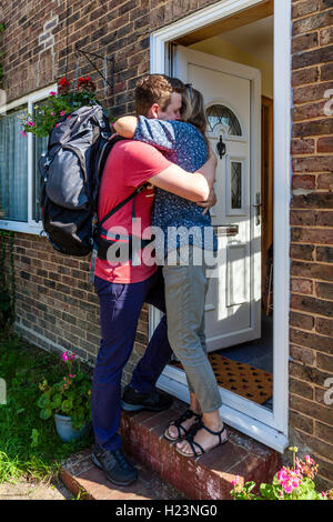 Ein junger Mann verabschiedet sich von seiner Mutter, zu reisen, Sussex, UK Stockfoto