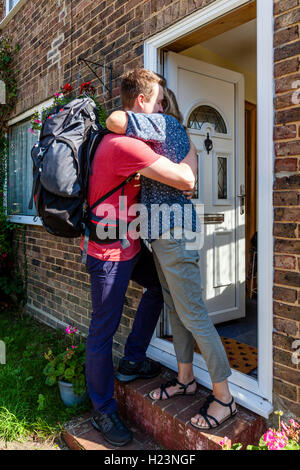 Ein junger Mann verabschiedet sich von seiner Mutter, zu reisen, Sussex, UK Stockfoto