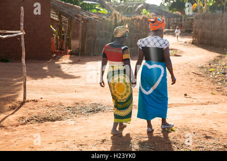 Namina Dorf, Provinz Nampula, Mosambik, August 2015: Maria mit ihrer Schwester Luisa Lima. Maria Albino, 42, hat vom Nampula und Ribaue Outreach-Team mit bilateralen Katarakt diagnostiziert worden. Sie haben ihre Cataratcs in Ribaue Hopsital entfernt. Dieses Projekt wird von Sightsavers unterstützt. Foto: Mike Goldwater Stockfoto