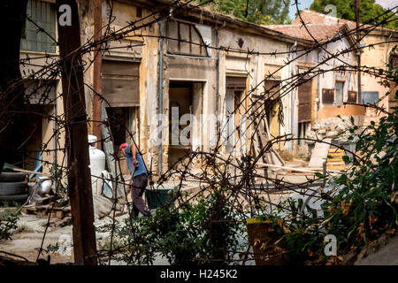 Ein Mann, der arbeitet in der Pufferzone zwischen den beiden Seiten der geteilten Stadt Nikosia Stockfoto