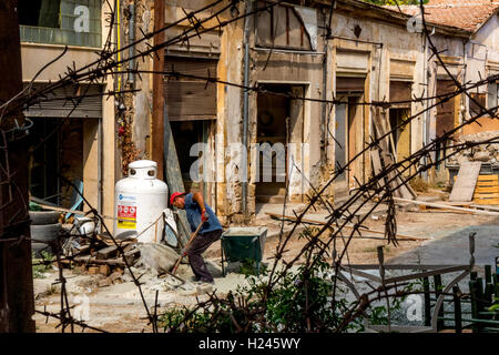 Ein Mann, der arbeitet in der Pufferzone zwischen den beiden Seiten der geteilten Stadt Nikosia Stockfoto