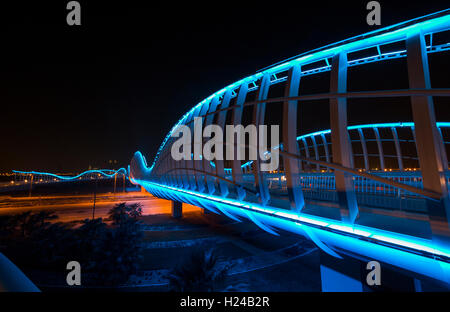 Dubai, Vereinigte Arabische Emirate, 23. September 2016: Meydan Brücke außerhalb Meydan Rennstrecke, nachts beleuchtet Stockfoto