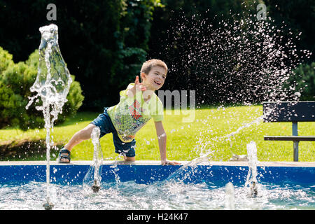 Schöne junge Spritzer in den Brunnen Stockfoto