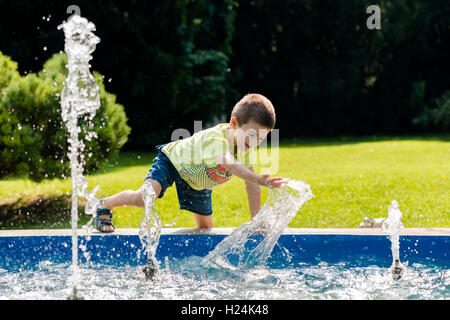 Schöne junge Spritzer in den Brunnen Stockfoto