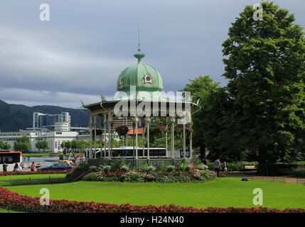 Musikpavillon Park und Gebäude Stadtzentrum Bergen, Norwegen Stockfoto