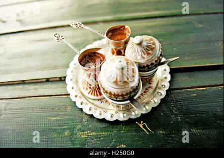 Zwei Tassen bosnische traditionelle Kaffee auf einem Holztisch Stockfoto