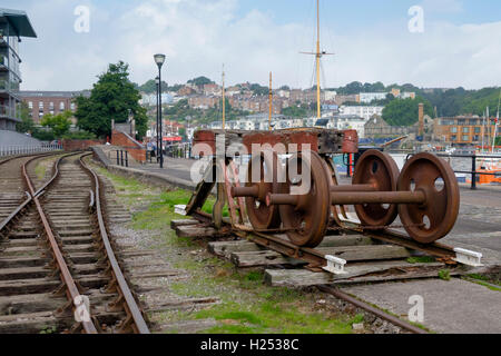 Ansichten rund um die Stadt von Bristol England UK rollendes Material oder Drehgestelle auf der Hafenpromenade Stockfoto