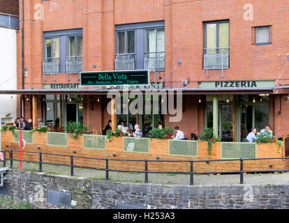 Ansichten rund um die Stadt Bristol England UK Bristol Brücke und Bella Vista Pizzeria Stockfoto