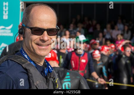 London, UK. 24. Sep, 2016. Hugh Brasher, Event-Direktor der Serpentine schwimmen. Tausende von Schwimmern, die meisten davon in Neoprenanzügen, Teilnahme an der ersten jemals schwimmen Serpentine Veranstaltung im Londoner Hyde Park. Schwimmer in Wellen von 350 aufbrechen und eine Distanz von 1 Meile zurückgelegt. Bildnachweis: Bettina Strenske/Alamy Live-Nachrichten Stockfoto