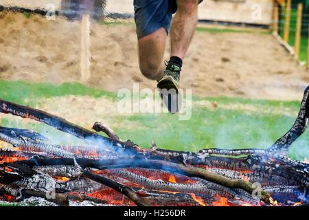 Springen heißen Kohlen am Bear Grylls Überleben der Rasse, Tatton Park, Knutsford, Großbritannien. 24. September 2016. Konkurrenten nahmen an der BG Outdoor Festival für Großbritannien, das die meisten aufregenden und erlebnisreichen Tag in Cheshire das beeindruckende Tatton Park, mit über 2.000 Hektar großen Wildpark, Meres und Wald. Mit Aktivitäten, Herausforderungen, fantastische Preise, live Musik, gourmet Essen pop-ups & lizenzierte Bars. Es war für die ganze Familie mit Bungee springen, Segway, Parajet flying zeigt, Feuer Beleuchtung, Luftgewehrschießen und vieles mehr. Credit: cernan Elias/Alamy leben Nachrichten Stockfoto