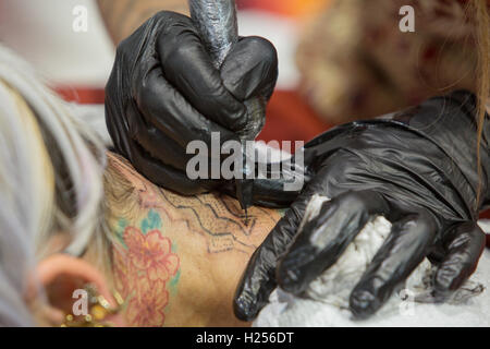 12. internationale London Tattoo Convention 2016, Tabak Docks, Wapping. London, E2, UK. Stockfoto