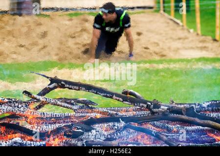 Bear Grylls Survival Rennen, Tatton Park, Knutsford, UK.  24. September 2016. Wettbewerber beteiligte sich an der BG-Outdoor-Festival für die aufregendsten Großbritanniens und aktionsreichen Tag Cheshires inmitten atemberaubender Tatton Park, mit über 2.000 Hektar großen Wildpark, Meres und Wald. Vollgepackt mit Aktivitäten, Herausforderungen, fantastische Preise, live Musik, Gourmet-Essen Pop-ups & lizenzierten Bars. Es war etwas für die ganze Familie mit Bungee-Sprung, Segway Track, Parajet fliegenden zeigt, Feuer, Beleuchtung, Luftgewehrschießen & mehr. Bildnachweis: Cernan Elias/Alamy Live-Nachrichten Stockfoto