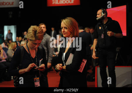 Liverpool, England. 24. September 2016.   Laura Kuenssberg, politischer Redakteur der BBC News, vor der Ankündigung des neuen Führers der Labour Party beim ACC-Konferenz Centre.The Führung Rennen beteiligten Wahlkampf neun Wochen zwischen Labour-Chef Jeremy Corbyn und Owen Smith. Dies ist seine zweite Führungwahl in etwas mehr als zwölf Monate und wurde initiiert durch die Entscheidung von Angela Eagle, gegen ihn zu stellen. Kevin Hayes/Alamy Live-Nachrichten Stockfoto