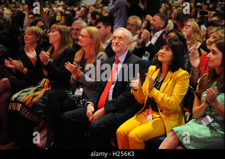 Liverpool, England. 24. September 2016.  Jeremy Corbyn (3L) und seiner Partnerin Laura Alvarez (2L), vor der Ankündigung des neuen Führers der Labour Party im ACC Conference Centre. Die Führung Rennen beteiligt neun Wochen Wahlkampf zwischen Labour-Chef Jeremy Corbyn und Owen Smith. Dies ist seine zweite Führungwahl in etwas mehr als zwölf Monate und wurde initiiert durch die Entscheidung von Angela Eagle, gegen ihn zu stellen. Kevin Hayes/Alamy Live-Nachrichten Stockfoto