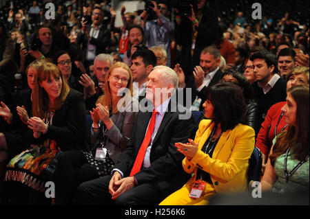 Liverpool, England. 24. September 2016.  Jeremy Corbyn (FR Mitte) wird als der neue Führer der Labour Party im ACC Conference Centre angekündigt. Herr CorbynÕs Sieg folgten neun Wochen der Kampagne gegen die anderen Kandidaten, Owen Smith. Dies ist seinen zweiten Sieg in Führung in etwas mehr als zwölf Monate und wurde initiiert durch die Entscheidung von Angela Eagle, gegen ihn zu stellen. Kevin Hayes/Alamy Live-Nachrichten Stockfoto