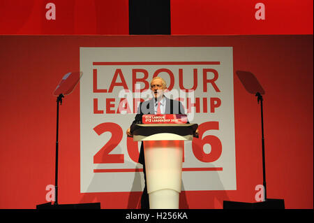 Liverpool, England. 24. September 2016.  Jeremy Corbyn, gibt seine erste Rede nach der Ankündigung seiner Wiederwahl als neuer Führer der Labour Party im ACC Conference Centre. Herr CorbynÕs Sieg folgten neun Wochen der Kampagne gegen die anderen Kandidaten, Owen Smith. Dies ist seinen zweiten Sieg in Führung in etwas mehr als zwölf Monate und wurde initiiert durch die Entscheidung von Angela Eagle, gegen ihn zu stellen. Kevin Hayes/Alamy Live-Nachrichten Stockfoto