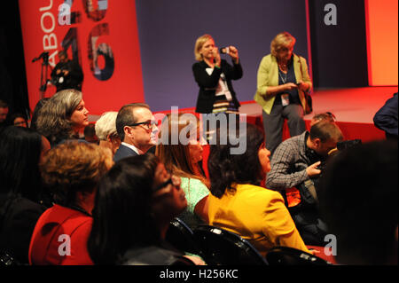 Liverpool, England. 24. September 2016.  Jeremy Corbyn wird als der neue Führer der Labour Party im ACC Conference Centre angekündigt. Owen Smith (3R) hört Jeremy Corbyns Siegesrede. Herr CorbynÕs Sieg folgten neun Wochen der Kampagne gegen die anderen Kandidaten, Owen Smith.  Dies ist seinen zweiten Sieg in Führung in etwas mehr als zwölf Monate und wurde initiiert durch die Entscheidung von Angela Eagle, gegen ihn zu stellen. Kevin Hayes/Alamy Live-Nachrichten Stockfoto