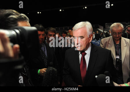 Liverpool, England. 24. September 2016.  Jeremy Corbyn wird als der neue Führer der Labour Party im ACC Conference Centre angekündigt. Herr CorbynÕs Sieg folgten neun Wochen der Kampagne gegen die anderen Kandidaten, Owen Smith. John McDonnell Schatten Kanzler im Gespräch mit Reportern. Dieser Herr Corbyn Führung im zweiten Sieg etwas mehr als zwölf Monate und wurde durch die Entscheidung von Angela Eagle, gegen ihn zu stellen. Kevin Hayes/Alamy Live-Nachrichten Stockfoto