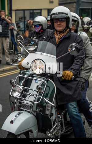 Clitheroe, UK. 24. Sep, 2016. Mods, Roller-Enthusiasten und Festivalbesucher im Stil bei den alljährlich stattfindenden "Mod Weekender" zu gelangen. Bildnachweis: Matthew Fleming/Alamy Live-Nachrichten Stockfoto