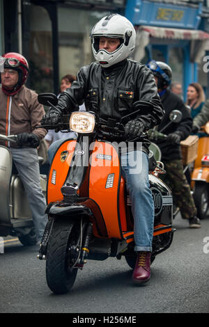 Clitheroe, UK. 24. Sep, 2016. Mods, Roller-Enthusiasten und Festivalbesucher im Stil bei den alljährlich stattfindenden "Mod Weekender" zu gelangen. Bildnachweis: Matthew Fleming/Alamy Live-Nachrichten Stockfoto