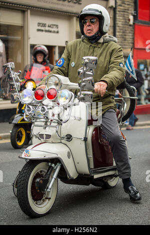 Clitheroe, UK. 24. Sep, 2016. Mods, Roller-Enthusiasten und Festivalbesucher im Stil bei den alljährlich stattfindenden "Mod Weekender" zu gelangen. Bildnachweis: Matthew Fleming/Alamy Live-Nachrichten Stockfoto