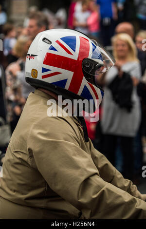 Clitheroe, UK. 24. Sep, 2016. Ein Anschluß-Markierungsfahne ziert die Seite von einem Scooter Fahrerhelm Festivalbesucher auf der jährlichen Veranstaltung "Mod Weekender" angekommen. Bildnachweis: Matthew Fleming/Alamy Live-Nachrichten Stockfoto