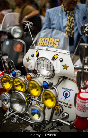 Clitheroe, UK. 24. Sep, 2016. Eine aufwendig verzierte Scooter mit "MODS" Windschutzscheibe, Parken auf der Straße während des jährlichen Festivals "Mod Weekender" Credit: Matthew Fleming/Alamy Live News Stockfoto