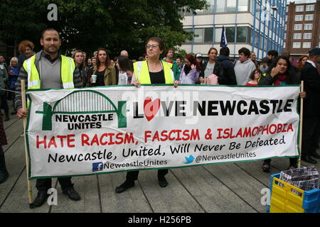 Newcastle Upon Tyne, UK Septermber 24., 2016. EDL und pro Einwanderung/anti-Rassismus-Aktivisten gleichzeitig im Stadtzentrum von Newcastle zu halten. David Whinham/Alamy Live-Nachrichten Stockfoto