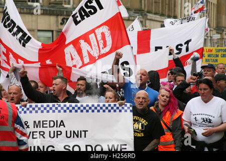 Newcastle Upon Tyne, UK Septermber 24., 2016. EDL und pro Einwanderung/anti-Rassismus-Aktivisten gleichzeitig im Stadtzentrum von Newcastle zu halten. David Whinham/Alamy Live-Nachrichten Stockfoto