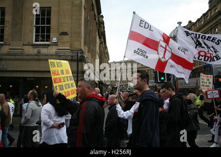 Newcastle Upon Tyne, UK Septermber 24., 2016. EDL und pro Einwanderung/anti-Rassismus-Aktivisten gleichzeitig im Stadtzentrum von Newcastle zu halten. David Whinham/Alamy Live-Nachrichten Stockfoto