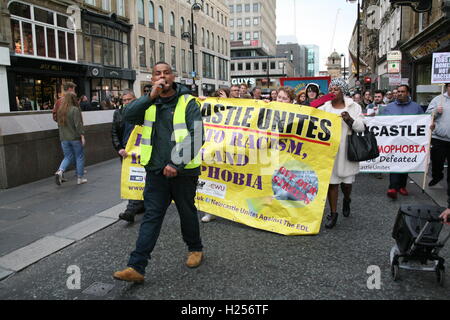 Newcastle Upon Tyne, UK Septermber 24., 2016. EDL und pro Einwanderung/anti-Rassismus-Aktivisten gleichzeitig im Stadtzentrum von Newcastle zu halten. David Whinham/Alamy Live-Nachrichten Stockfoto