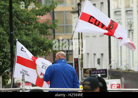 Newcaslte nach Tyne, UK. 24. Sep, 2016. Samstag 24. September 2016. EDL-Lautsprecher befasst sich mit ihren Anhängern auf dem großen Markt. Bildnachweis: Dan Cooke/Alamy Live-Nachrichten Stockfoto