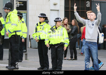 Newcaslte nach Tyne, UK. 24. Sep, 2016. Samstag 24. September 2016. EDL-Anhänger sendet Missbrauch in Richtung Newcastle vereinigt. Bildnachweis: Dan Cooke/Alamy Live-Nachrichten Stockfoto